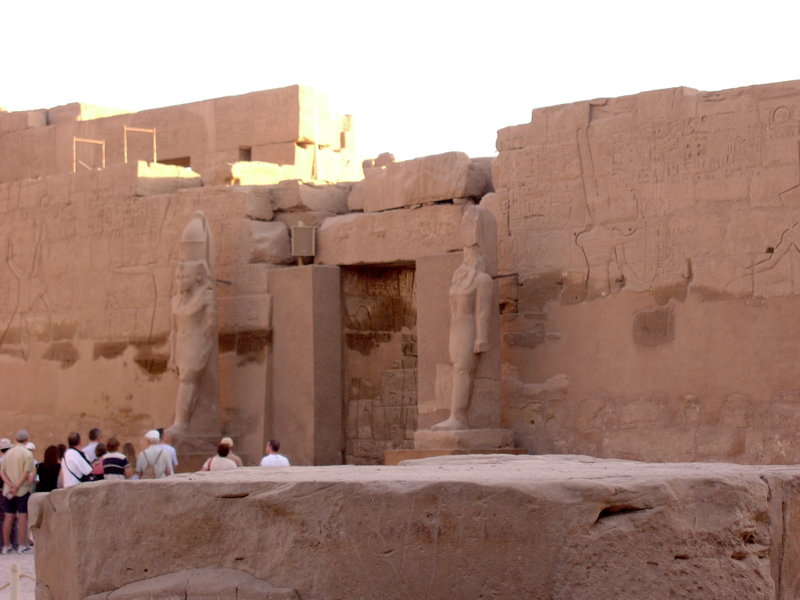 Eingang_Tempel_RamsesIII.jpg