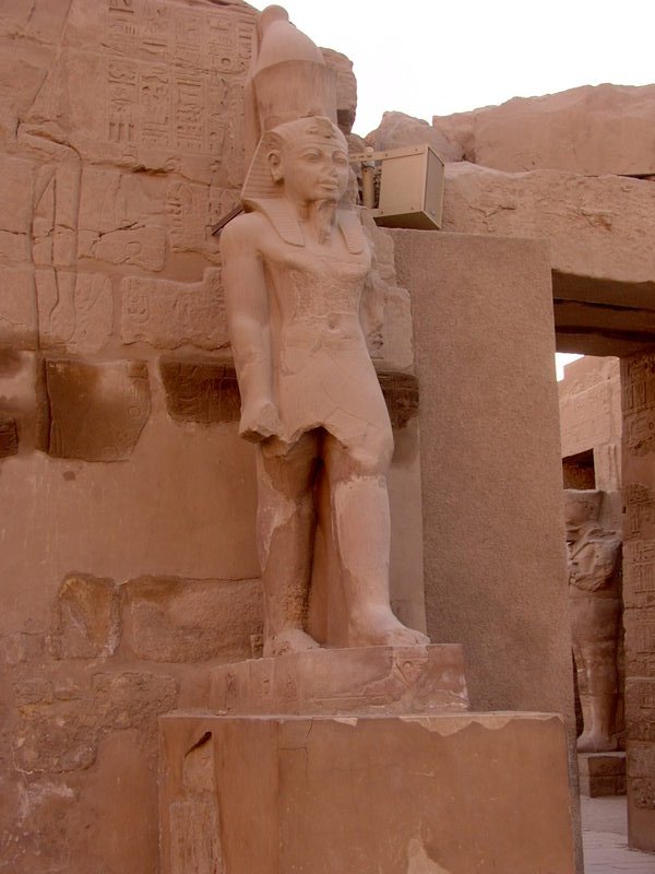 Eingang_Tempel_Ramses_III_mit_Kolossalstatuen_.jpg