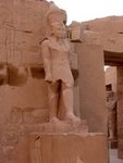 Eingang_Tempel_Ramses_III_mit_Kolossalstatuen_