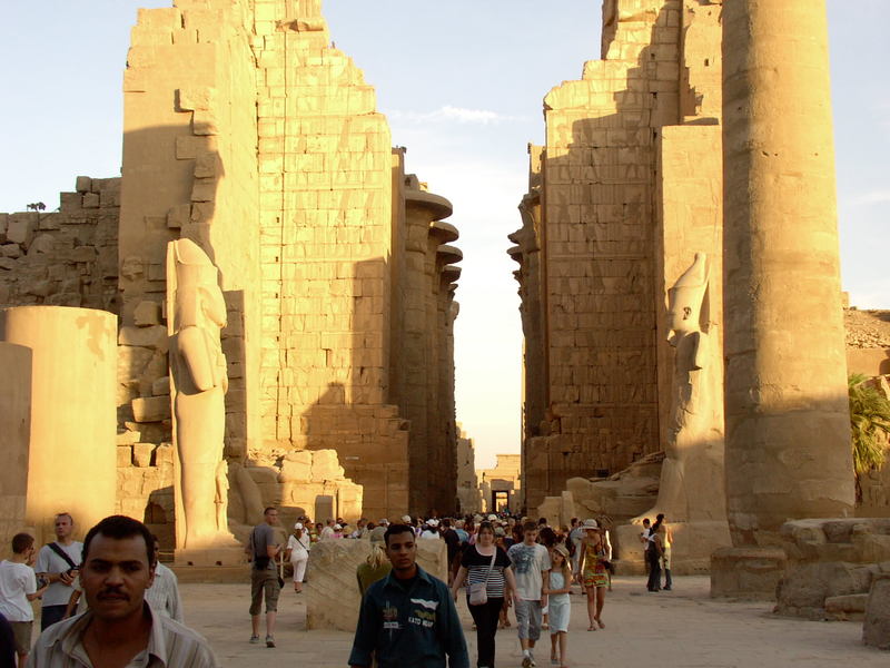 Ramses_II_mit_Tochtergemahlin_2.jpg